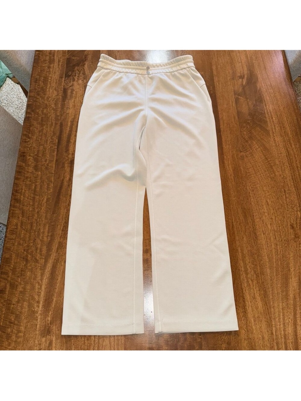 Lululemon Softstreme High-Rise Pant in BONE, Size 6 (short) - Picture 4 of 8